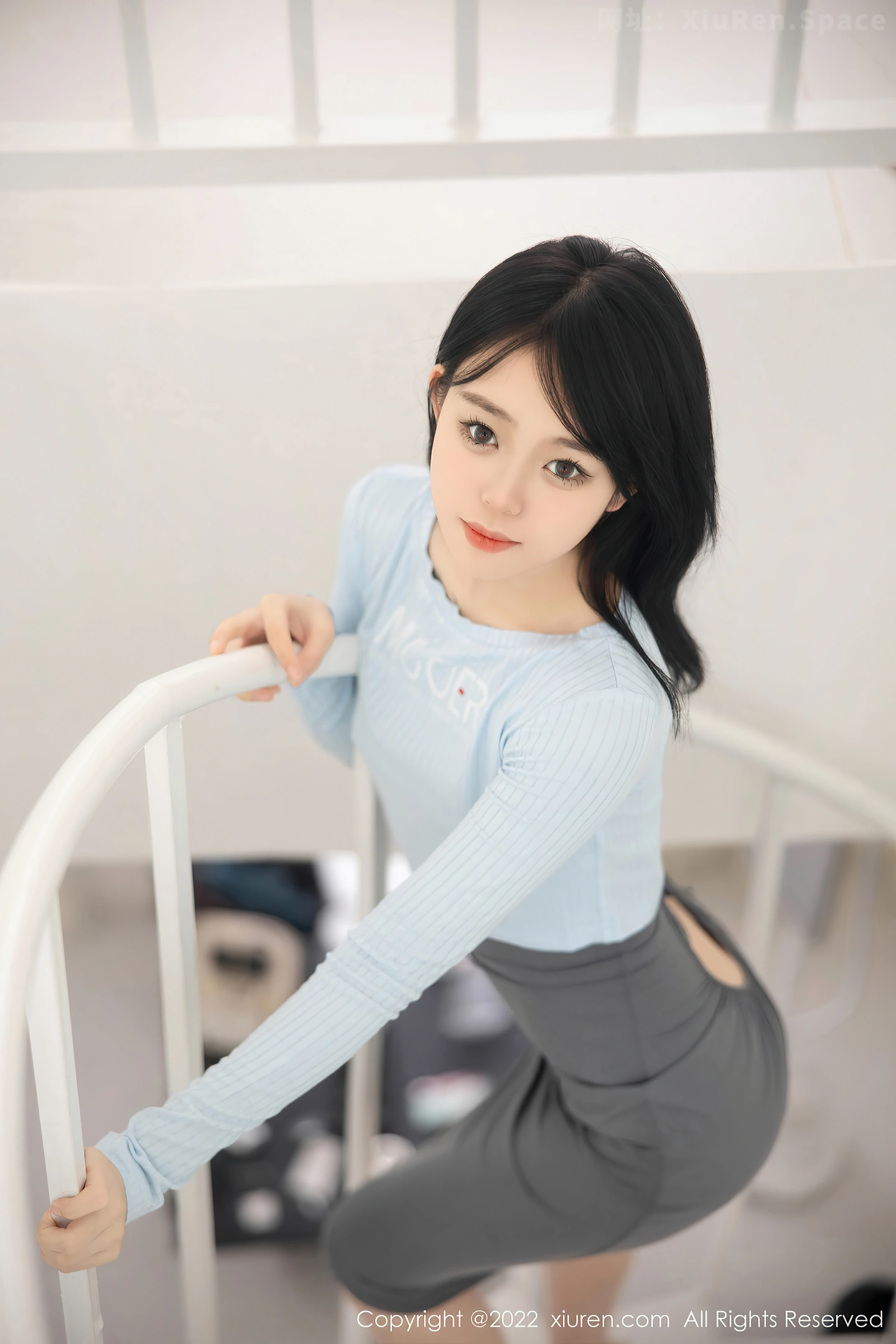 图片[4]-[XiuRen秀人网] VOL.5453 模特小麦是只喵大理旅拍私房性感灰色短裙露浑圆翘臀诱惑写真96P-秀人网官方网站